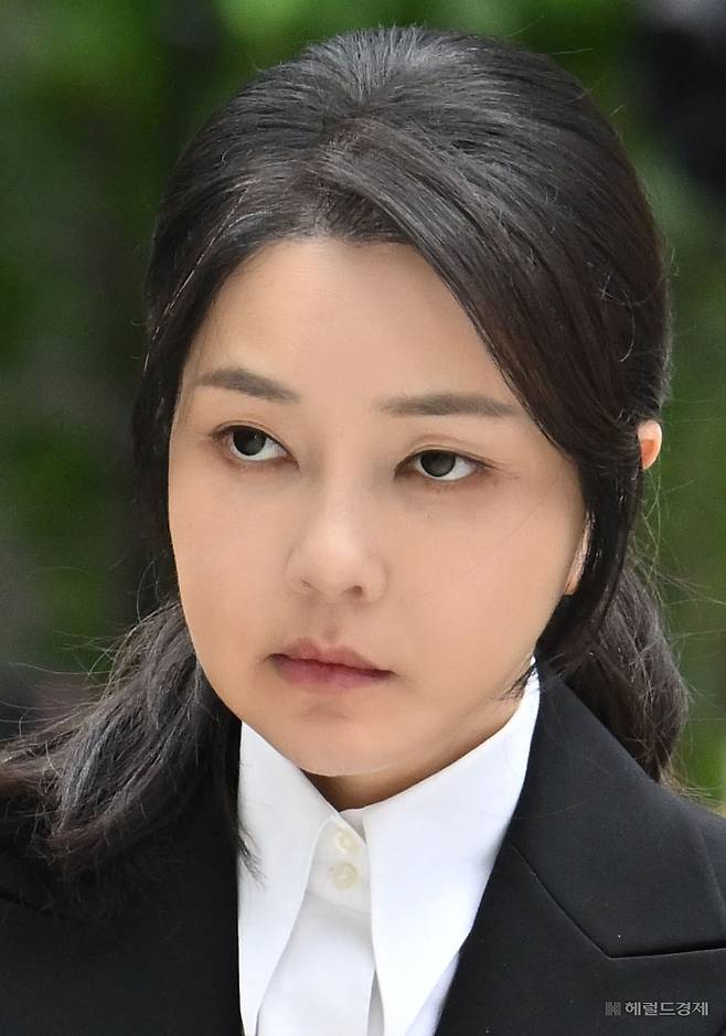 윤석열 전 대통령 부인 김건희 여사가 6일 오전 서울 종로구 민중기 특검 사무실에 조사받기 위해 피의자 신분으로 출석하고 있다. 임세준 기자