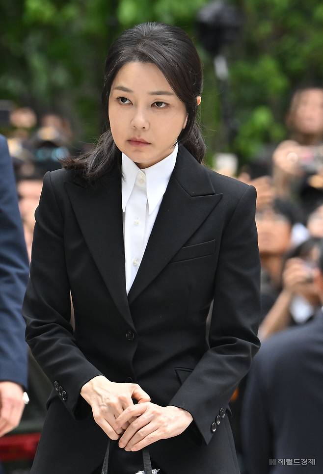 윤석열 전 대통령 부인 김건희 여사가 6일 오전 서울 종로구 민중기 특검 사무실에 조사받기 위해 피의자 신분으로 출석하고 있다. 임세준 기자