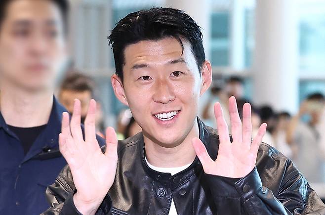 토트넘과의 결별 소식을 전한 손흥민이 5일 인천 영종도 인천국제공항 2터미널 출국장으로 향하고 있다. 손흥민은 미국프로축구(MLS) 로스앤젤레스FC(LAFC) 입단이 유력한 것으로 알려졌다. 연합뉴스