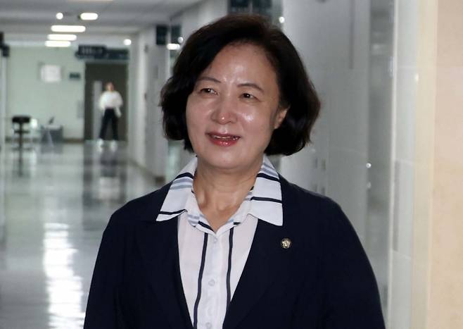 국회 법사위원장에 내정된 추미애 의원 - 국회 법제사법위원회 위원장에 내정된 추미애 더불어민주당 의원이 6일 서울 여의도 국회 의원회관 사무실로 들어가고 있다. 이날 민주당은 ‘주식 차명거래 의혹’을 받고 있는 법사위원장 이춘석 의원을 제명했다. 뉴시스