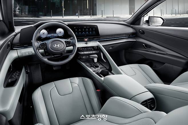 아반떼 하이브리드 실내