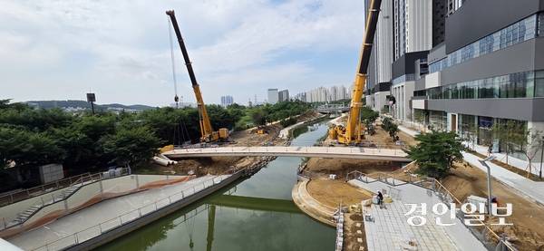 파주 운정역 앞 소리천에 보행 교량이 추가 설치돼 주민들의 통행 불편이 개선될 전망이다. 2025.8.7 파주/이종태기자 dolsaem@kyeongin.com