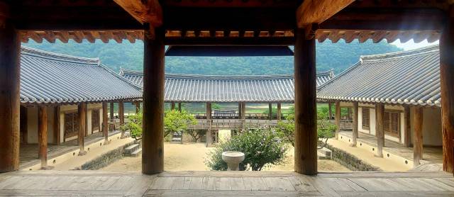 입교당 마루에 앉으면 기둥과 처마의 실루엣 사이로 안마당- 동 서재- 만대루- 병산의 풍경으로 확장된다.