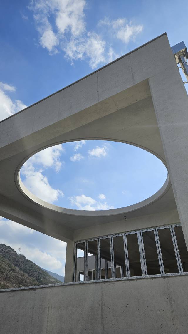 건물 상부의 타원형 천장.