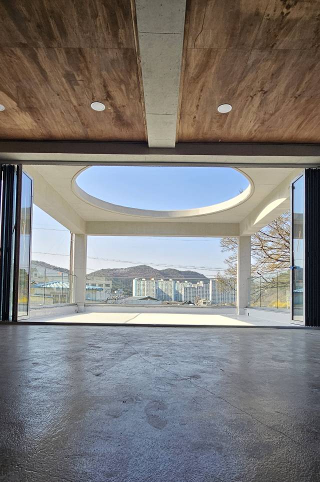 건물 내부서 바라본 풍경.