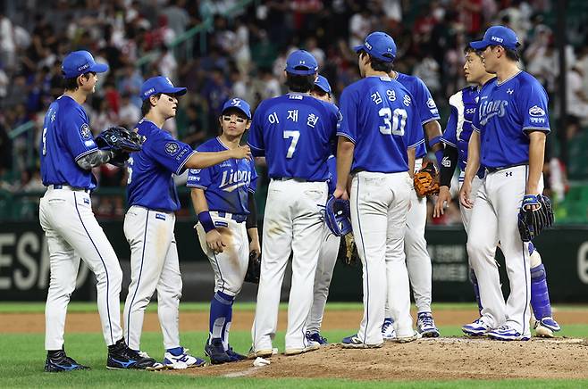 삼성 선수들이 5일 인천SSG랜더스필드에서 열린 2025 KBO리그 SSG전에서 6-2로 승리하며 5연패를 끊어낸 뒤 기뻐하고 있다. 사진 | 연합뉴스