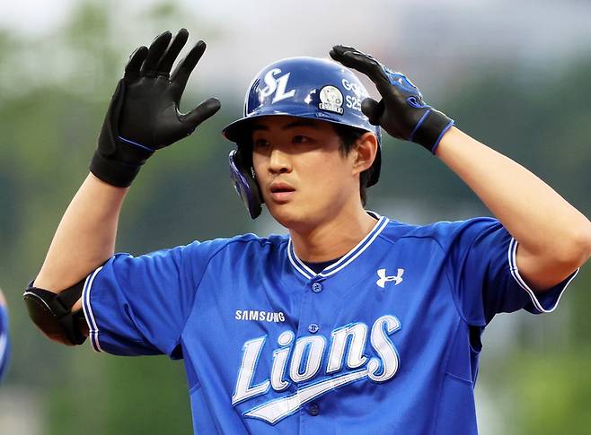 삼성 구자욱이 11일 광주-기아챔피언스필드에서 열린 2025 KBO리그 KIA전에서 3회초 무사 1, 2루에서 1타점 적시타를 때리고 1루에서 세리머니하고 있다. 사진 | 연합뉴스