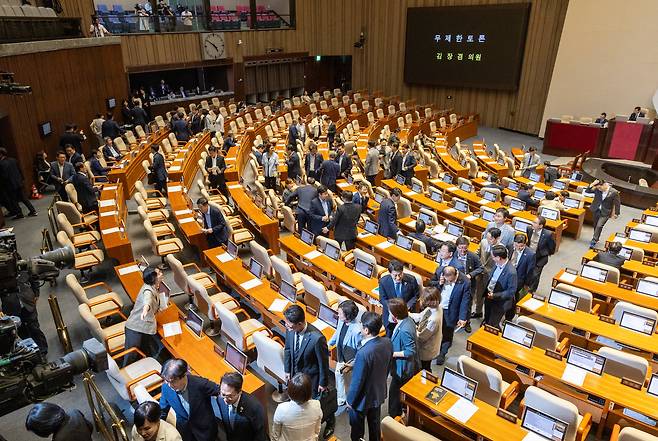 지난 5일 서울 여의도 국회에서 열린 본회의에서 방송문화진흥회법 일부개정법률안(대안)에 대한 김장겸 국민의힘 의원의 무제한토론(필리버스터)이 시작되자 여당 의원들이 본회의장을 떠나고 있다. /김지호 기자