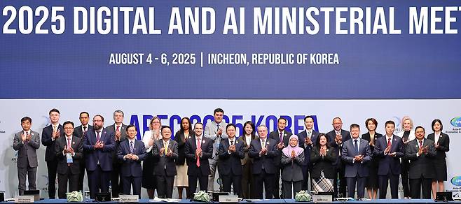 지난 4일 인천 송도에서 열린 아시아태평양경제협력체(APEC)디지털·AI 장관 회의 참석자들의 모습. 이날 회의에는 배경훈 과학기술정보통신부 장관(앞줄 오른쪽에서 일곱번째)을 비롯해 미국 백악관 과학기술정책실장, 중국 산업정보화부 차관, 일본 총무성 차관 등 21개 APEC 회원 경제 대표가 모두 참석했다. /연합뉴스
