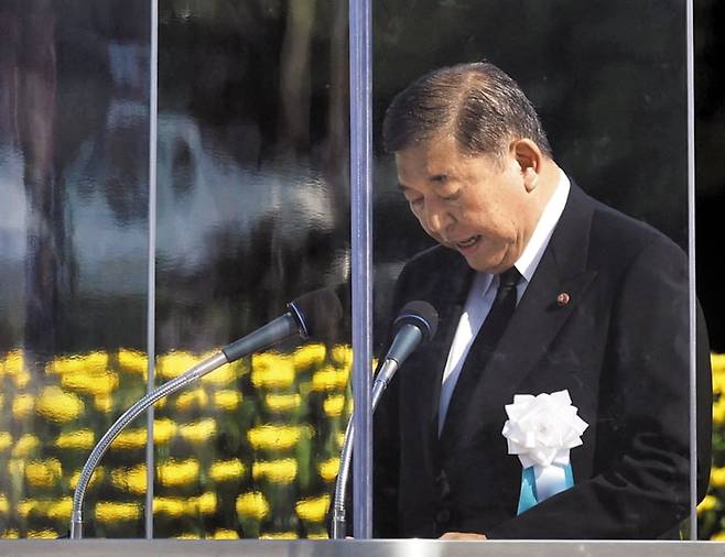 이시바 시게루 일본 총리가 6일 히로시마 평화기념공원에서 열린 원폭 전몰자 위령식·평화기념식에서 발언하고 있다./로이터 연합뉴스