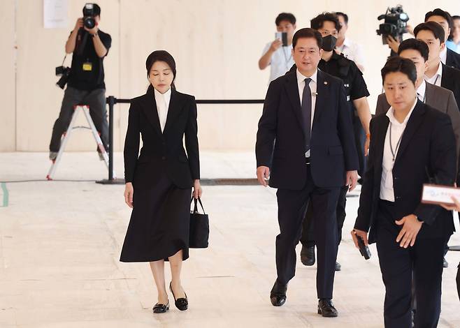 윤석열 전 대통령의 부인 김건희 여사가 6일 서울 종로구에 마련된 김건희 특검팀(특별검사 민중기) 사무실에 피의자 신분으로 출석하고 있다./뉴스1
