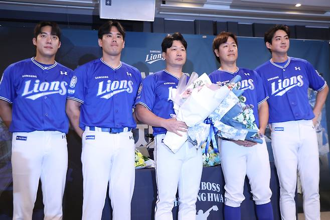 올 시즌을 끝으로 은퇴하는 삼성 라이온즈 투수 오승환이 7일 인천시 연수구 오라카이 송도파크호텔에서 열린 은퇴 기자회견에서 꽃다발을 들고 기념촬영을 하고 있다./삼성