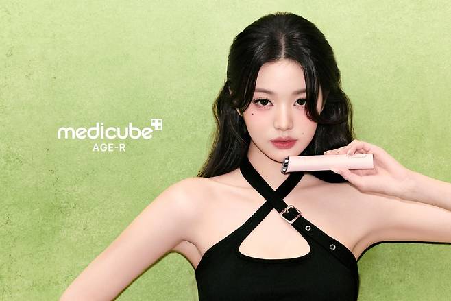 에이피알의 뷰티 디바이스 브랜드 '메디큐브 에이지알(AGE-R)'의 모델 장원영. /에이피알 제공