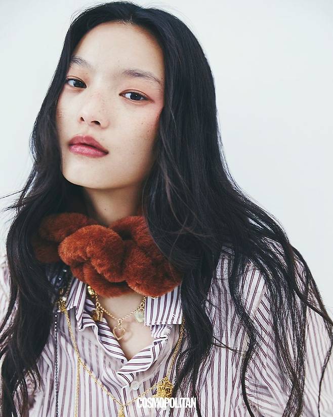 셔츠 가격미정 Maison Margiela. 스카프로 연출한 퍼 스트랩 1백만원대 Fendi. 하트 펜던트 목걸이 가격미정 Dolce&Gabbana. 산호 펜던트 목걸이 가격미정 Dior.