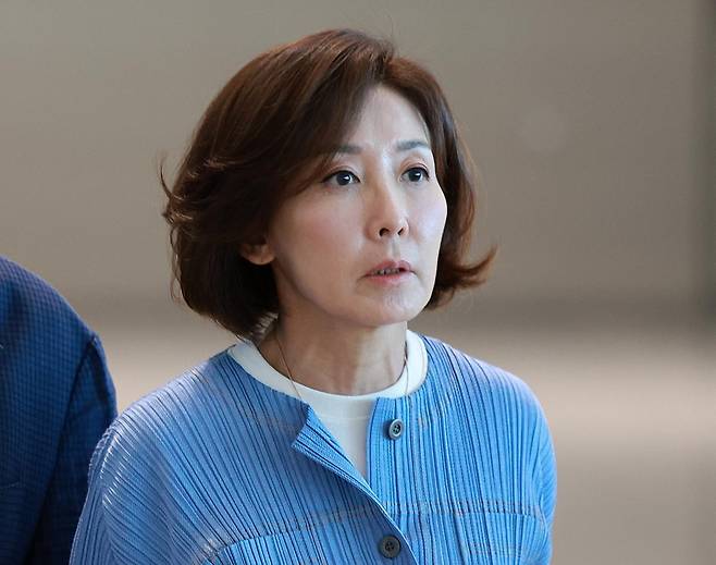 한미의원연맹 미국 방문단 공동단장 나경원 국민의힘 의원이 20일 인천국제공항 제2여객터미널을 통해 미국으로 출국하고 있다. 나 의원은 이날 SNS를 통해 전당대회 불출마를 선언했다. 2025.07.20 뉴시스