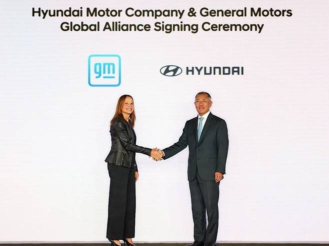 메리 바라 GM 회장(왼쪽)과 정의선 현대차그룹 회장.