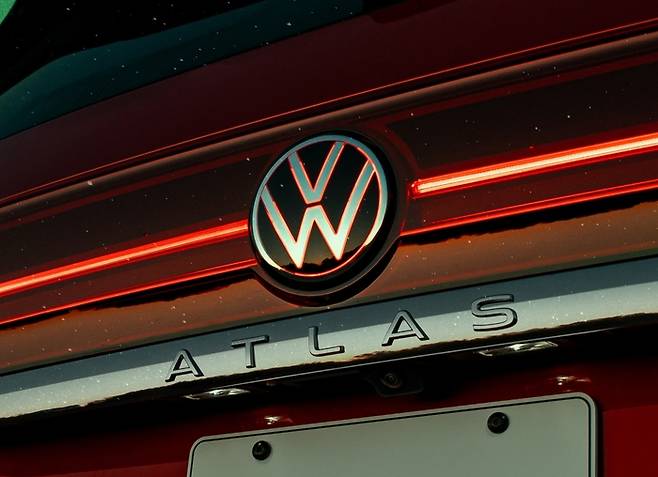 폭스바겐 신형 아틀라스 일루미네이티드 리어 로고