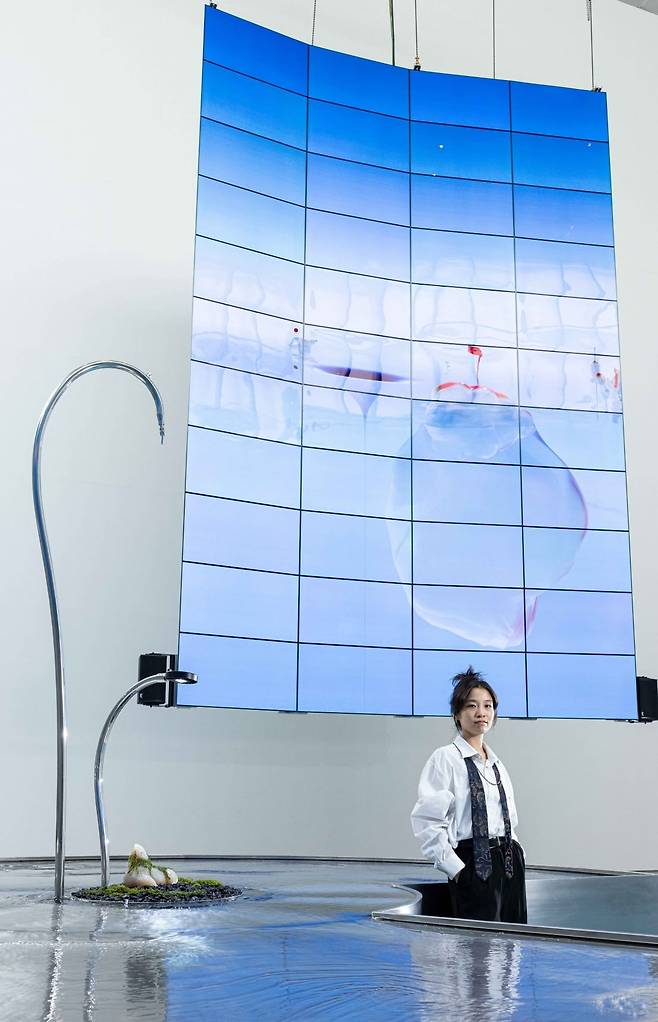 MMCA X LG OLED 시리즈 2025 <아가몬 대백과 : 외부 유출본> 전시장에서 추수 작가. (c) 박충열