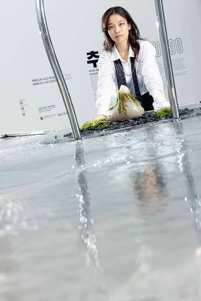 <아가몬 인큐베이터 5> 앞에 선 추수 작가. (c) 박충열