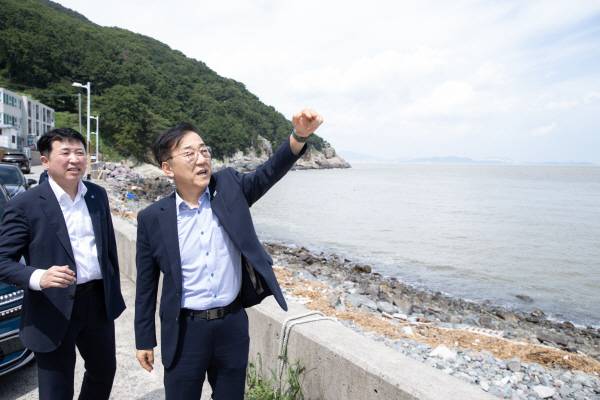 김윤덕 국토교통부 장관(오른쪽)이 7일 가덕도신공할이 들어설 부산 강서구 대항동 일대를 돌아보고 있다. 왼쪽은 이윤상 가덕도신공항건설공단 이사장. 국토부 제공