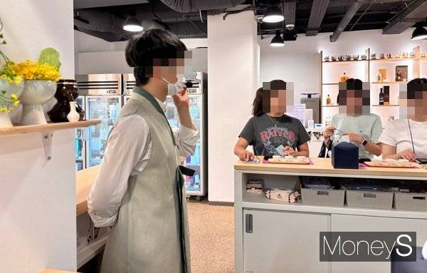 사진은 전통주 시음 프로그램 진행 과정. /사진=김다솜 기자