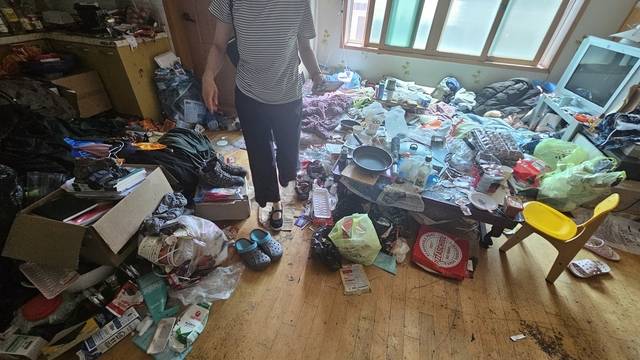 저장강박을 겪고 있는 도봉구 한 주민의 자택 내부 모습으로 도봉구청 관계자가 내부를 들여다 보고 있다. 도봉구청 제공.