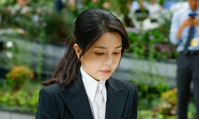 윤석열 전 대통령의 부인 김건희씨가 6일 민중기 특별검사팀 사무실이 위치한 서울 KT광화문빌딩 웨스트에 출석하고 있다. 최상수 기자