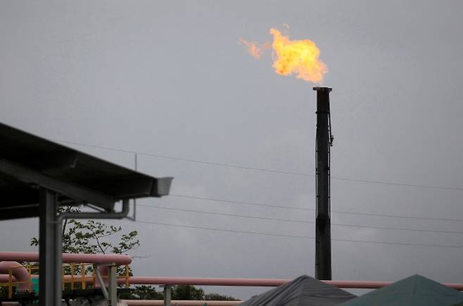 콜롬비아 카스티야 라 누에바에 위치한 에코페트롤의 석유 시추 시설에서 연소 플레어가 타오르고 있다. 플라스틱 생산 감축을 지지해온 콜롬비아는 이번 협약 논의에서 실질적 조치를 촉구하고 있다. 2018년 6월 26일 촬영된 자료 사진. 로이터 연합뉴스