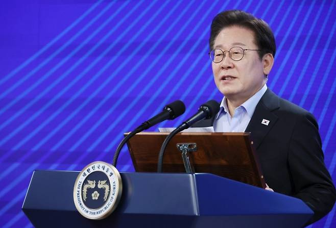 이재명 대통령이 31일 서울 종로구 정부서울청사에서 열린 ‘국민주권시대 공직자의 길’ 고위공직자 워크숍에서 특강하고 있다. 뉴시스