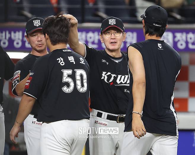 ▲ 이강철 감독 강백호 ⓒ곽혜미 기자