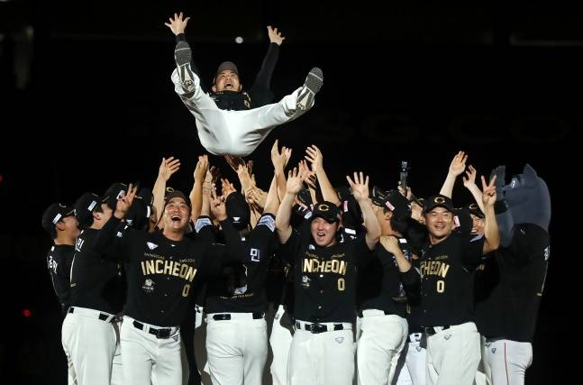 김강민(맨 위)이 지난 6월 열린 자신의 은퇴식에서 동료들에게 헹가래를 받고 있다. /사진=SSG 랜더스 제공