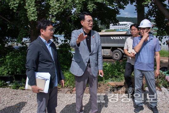 ▲ 울산 울주군이 호우로 인한 침수 피해가 잦은 언양읍 반천현대아파트 인근에 대체주차장 조성을 추진하는 가운데 이순걸 울주군수가 7일 대체주차장 예정 부지를 찾아 현장을 둘러보고 조속한 사업 추진을 당부했다. 울산 울주군청 제공