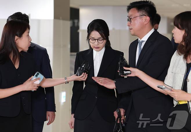 윤석열 전 대통령의 부인 김건희 여사가 6일 서울 종로구 KT광화문빌딩에 마련된 김건희 특검팀(특별검사 민중기) 사무실에 피의자 신분으로 출석해 조사를 마친 뒤 귀가하고 있다. 2025.8.6/뉴스1 ⓒ News1 김성진 기자