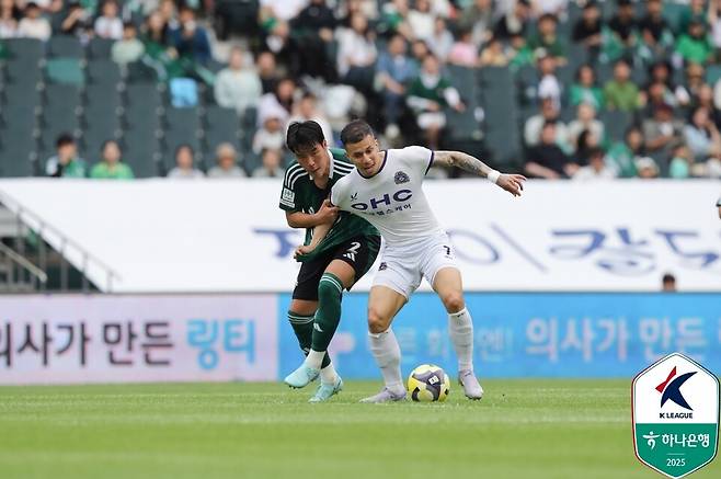 전북현대 김영빈(왼쪽)과 FC안양 마테우스. /사진=한국프로축구연맹