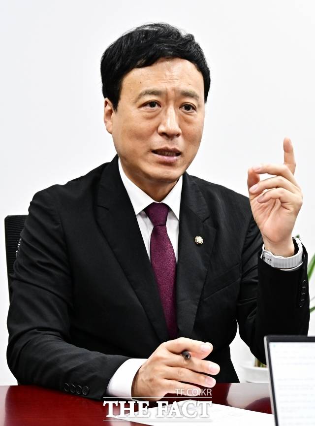 정성국 국민의힘 의원이 5일 오후 서울 여의도 국회 의원회관에서 진행된 더팩트와의 인터뷰에서 질의에 답변을 하고 있다. /배정한 기자