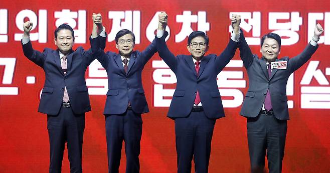 국민의힘 당 대표 본경선에 진출한 장동혁·조경태·김문수·안철수 후보(왼쪽부터)가 8일 오후 대구 북구 엑스코(EXCO)에서 열린 국민의힘 제6차 전당대회 대구·경북 합동연설회에서 인사하고 있다./뉴스1