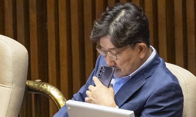 국민의힘 권성동 의원이 4일 국회에서 열린 본회의에 참석해 자리에 앉아 생각에 잠겨 있다. 연합뉴스