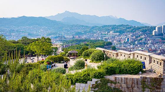 ‘케이팝 데몬 헌터스’의 배경이 된 낙산공원. 도심을 내다보는 시원한 전망 덕에 외국인 관광객 사이에서도 최근 인기가 높다. 백종현 기자