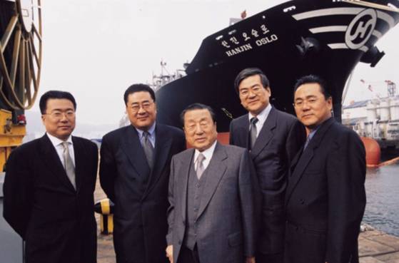 고 조중훈 한진그룹 창업회장(가운데)이 아들 4형제와 사진 촬영을 하고 있다. 왼쪽부터 조정호 메리츠금융그룹 회장, 고 조수호 전 한진해운 회장, 조중훈 창업주, 고 조양호 한진그룹 회장, 조남호 전 한진중공업홀딩스 회장. 사진 한진그룹