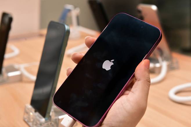 7일(현지시각) 뉴욕증시에서 애플 상승세에 힘 입은 기술주 중심 나스닥 지수만 상승 마감하면서 주요 지수가 혼조세로 마감했다. 사진은 애플 아이폰16./사진=임한별(머니S)