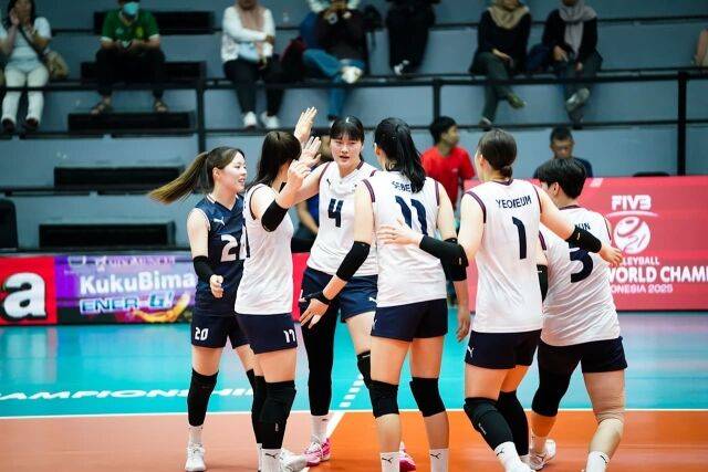 중국전을 치르는 여자 21세 이하 대표팀./FIVB