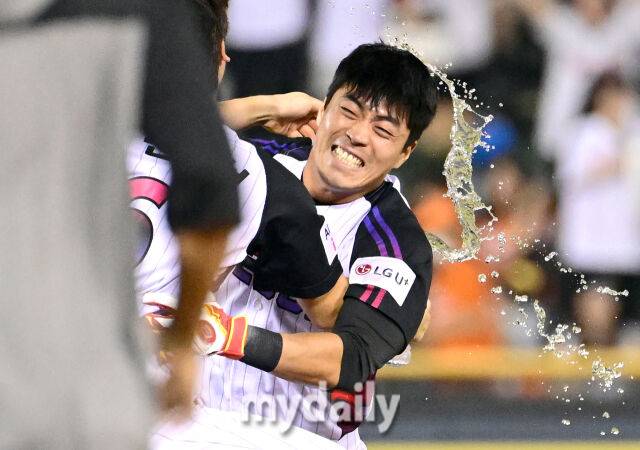 2025년 8월 8일 오후 서울 잠실구장에서 열린 '2025 신한 SOL뱅크 KBO 리그' 한화 이글스와 LG 트윈스의 경기. LG 천성호가 연장 10회말 1사 만루서 끝내기 안타를 친 뒤 기뻐하고 있다./잠실 = 유진형 기자