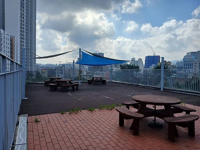 옥상을 휴게공간으로 만든 신흥중학교. 최초 준공 때는 조경을 위한 공간이었지만 사용자의 참여에 따라 공간이 변화할 수 있음을 보여주는 사례라고 설계자인 설계자인 이현우 건축가는 설명했다. 김희량 기자