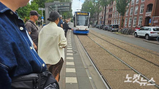 트램 도착을 기다리는 사람들. 최원철 기자