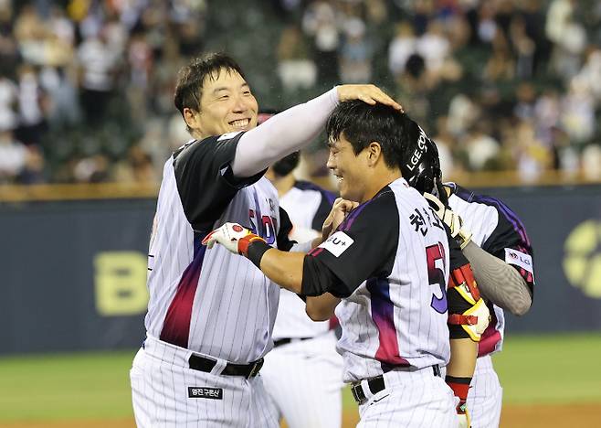 8일 서울 잠실야구장에서 열린 프로야구 한화 이글스와 LG 트윈스의 경기. 10회말 1사 만루에서 LG 천성호가 끝내기 안타를 친 뒤 앞서 2루타로 기회를 만든 김현수(왼쪽)의 축하를 받고 있다. 연합뉴스