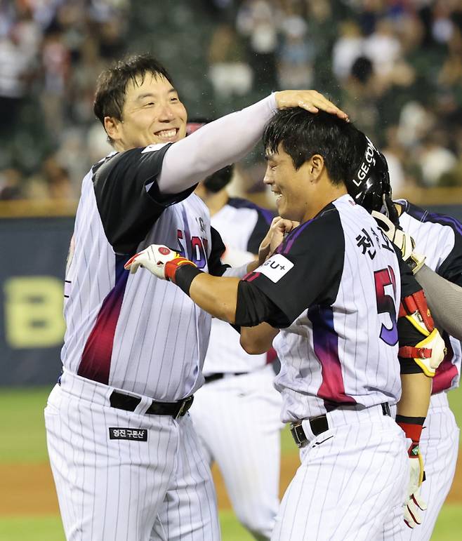 8일 서울 잠실야구장에서 열린 프로야구 한화 이글스와 LG 트윈스의 경기. 10회말 1사 만루 LG 천성호가 끝내기 안타를 친 뒤 김현수와 기쁨을 나누고 있다. 연합뉴스
