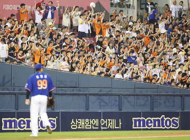 8일 서울 잠실야구장에서 열린 프로야구 한화 이글스와 LG 트윈스의 경기. 6회말 한화 선발 류현진이 무실점으로 이닝을 마치자 관중들이 환호하고 있다. 연합뉴스