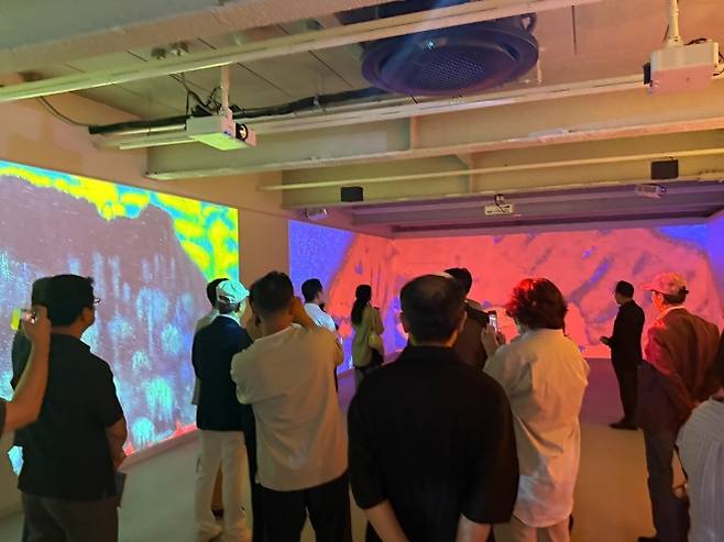 8일 개막한 ‘점·선·면·색-추상미술의 경계확장’ 전시회 작품들을 관람객들이 감상하고 있다. (동곡미술관 제공)