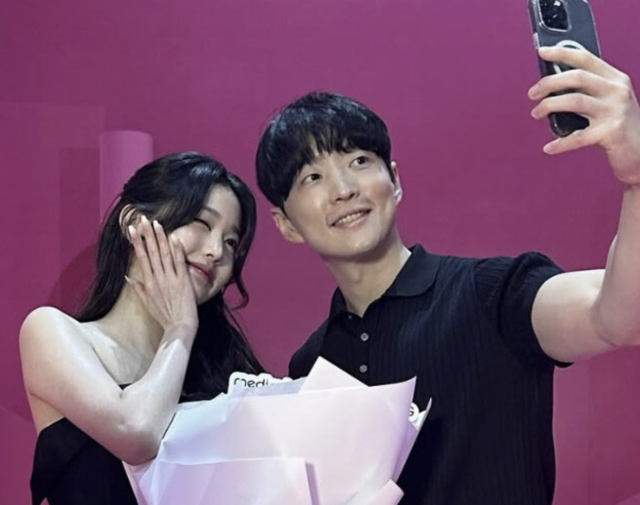 메디튜브 에이지알 신제품 모델인 그룹 아이브 멤버 장원영 씨와 김병훈 에이피알 대표. 사진=김병훈 대표 SNS 갈무리