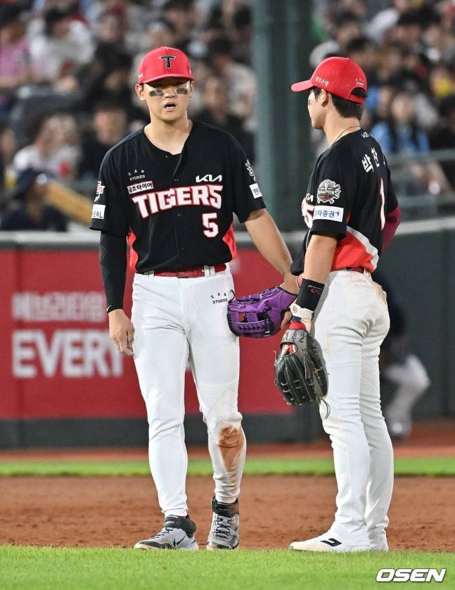 KIA 타이거즈 김도영(왼쪽)이 7일 부산 롯데전에서 5회말 무사 1루 상황 때 롯데 자이언츠 윤동희의 타구를 처리하다가 왼쪽 햄스트링 쪽에 통증을 호소하고 있다.